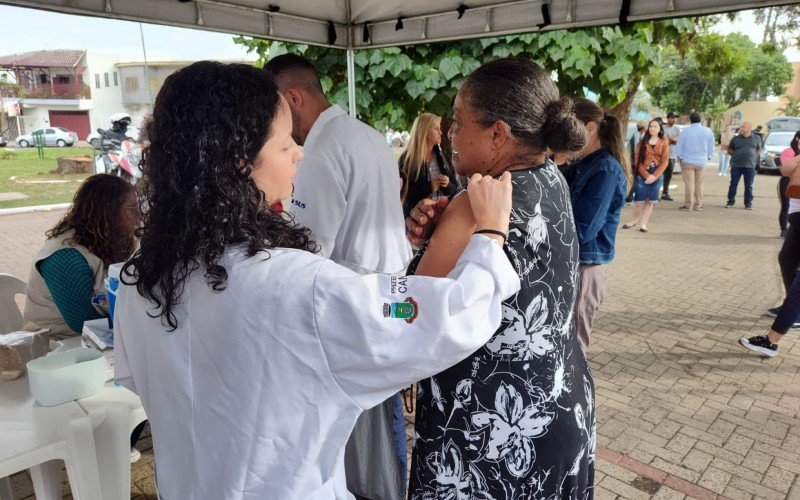 Sônia Maria aproveitou o sábado para ficar imunizada