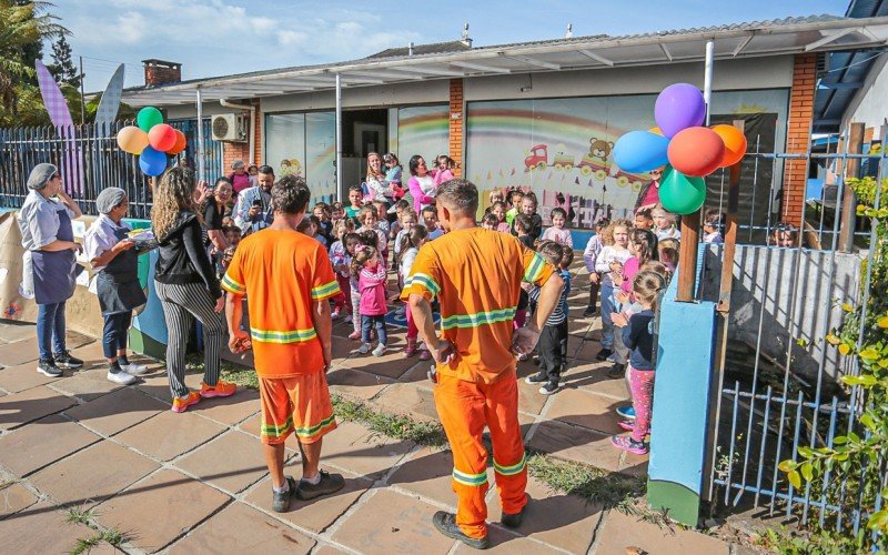Crianças de escolas de educação infantil de Canela prestam homenagens aos garis da cidade