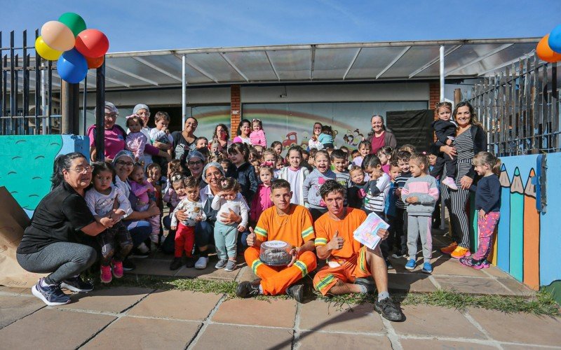 Crianças de escolas de educação infantil de Canela prestam homenagens aos garis da cidade