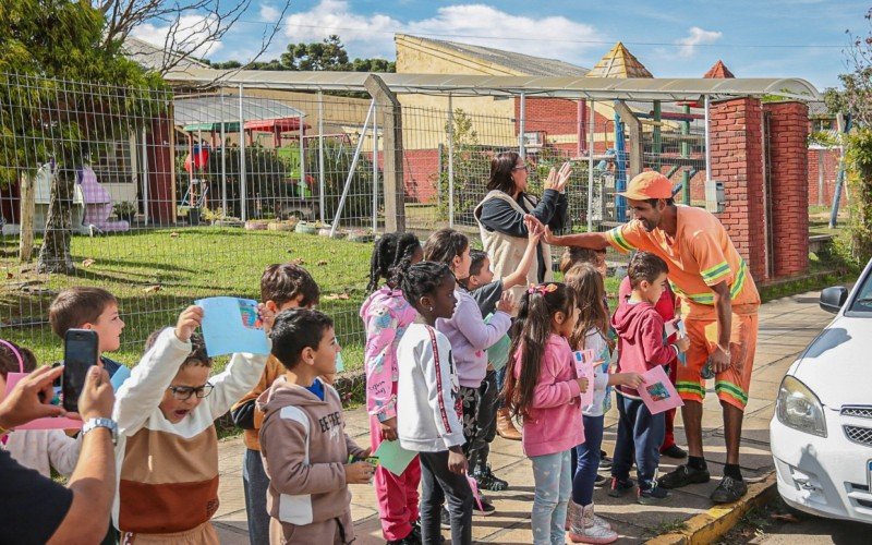 Crianças de escolas de educação infantil de Canela prestam homenagens aos garis da cidade