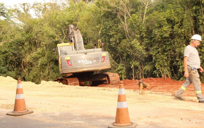 Obras_Estrada_Leopold_Petry_Lomba_Grande_Comusa_Nova_Adutora | abc+