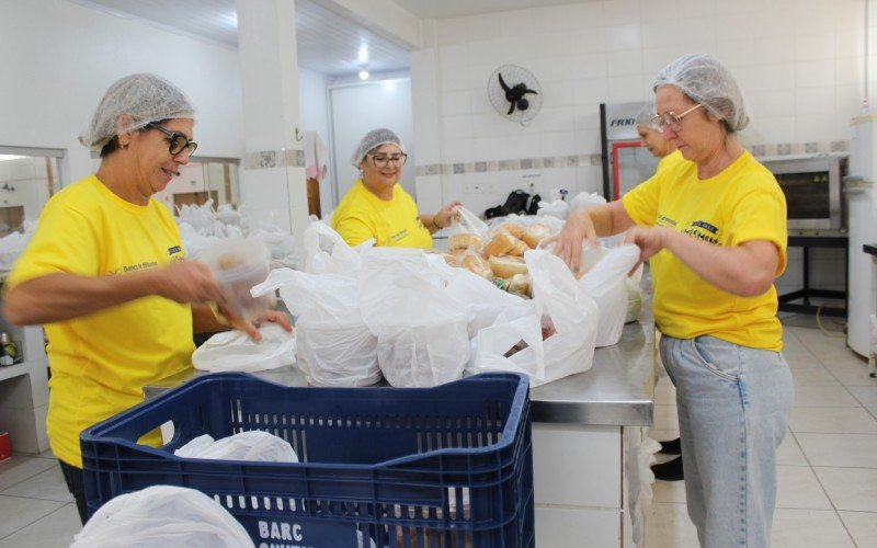 Isabel, à esquerda, e demais voluntárias que chegaram às 5h30 | abc+