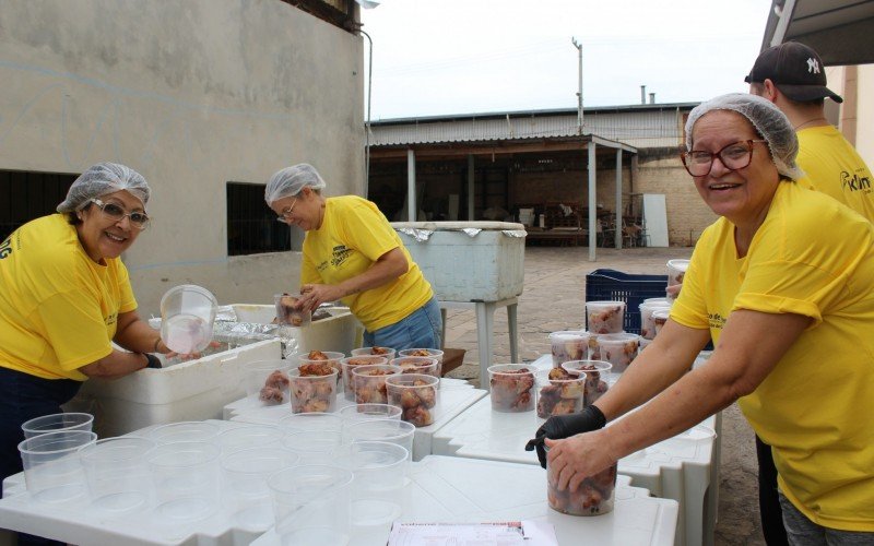 Vera Lúcia, à direita, com sorriso que é compartilhado com demais voluntários | abc+