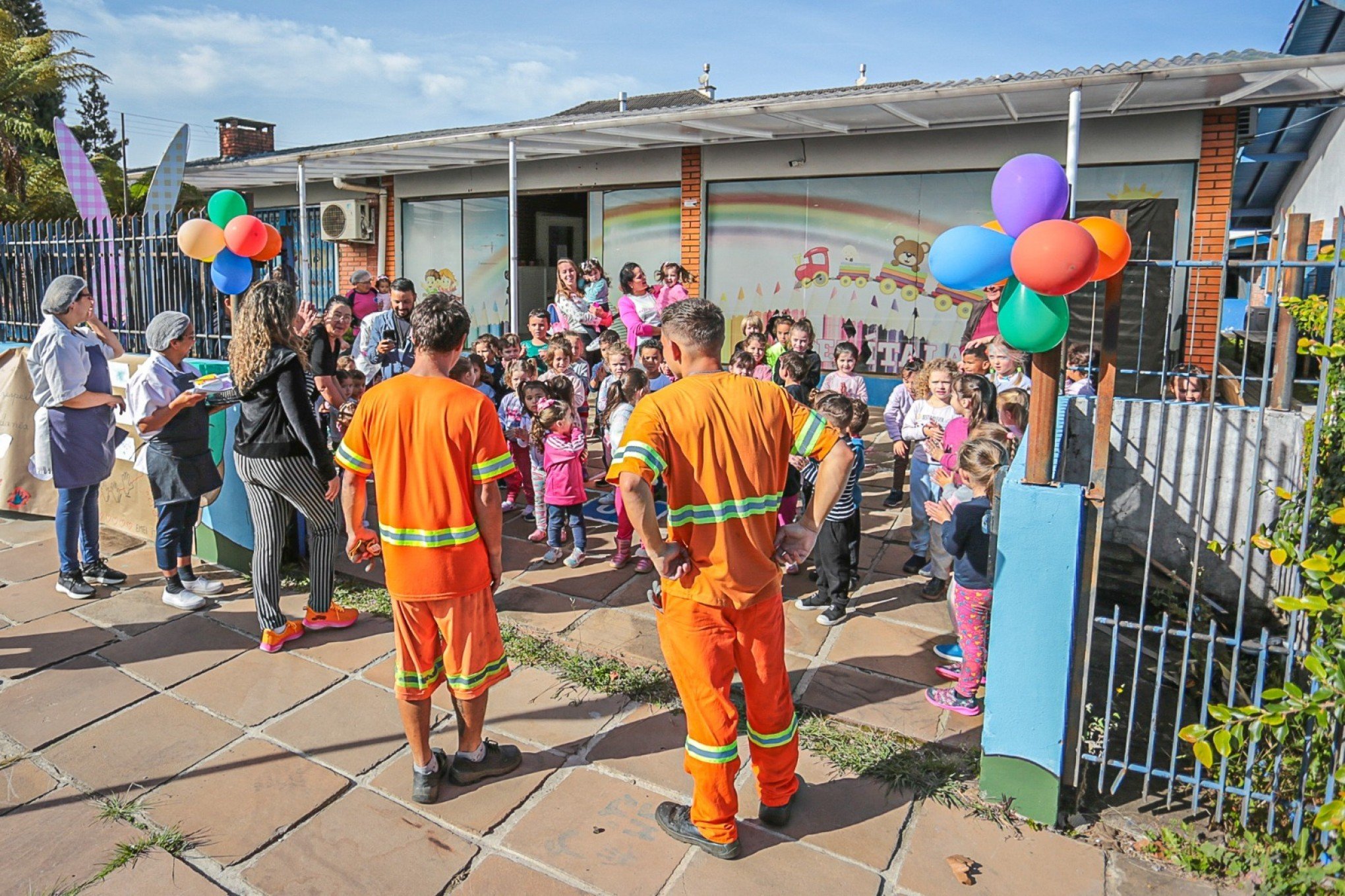 Crianças de escolas de educação infantil de Canela prestam homenagens aos garis da cidade
