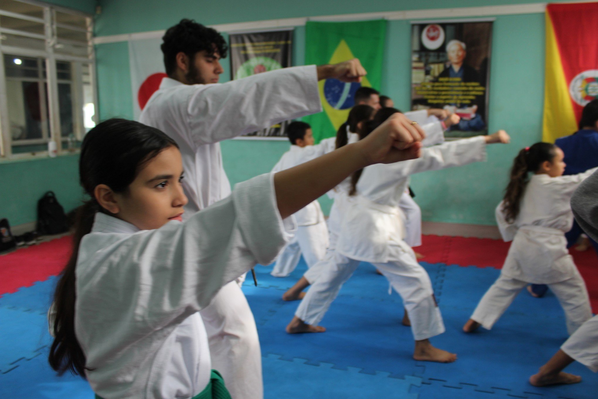 Sonhos no tatame: Conheça projeto que ensina karatê de forma gratuita e quer levar jovens para competição nacional