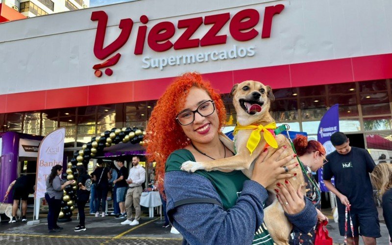 A farmacêutica Ilke Mara, 27, participou acompanhada do vira-lata Cajá, adotado por ela em uma ONG da cidade   
