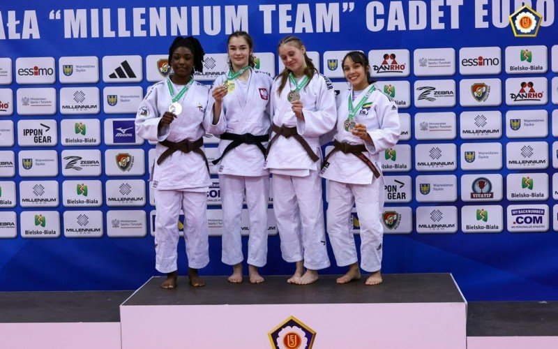 Sarah Mauer (à direita, na foto) garantiu nova medalha neste sábado (17) na Polônia