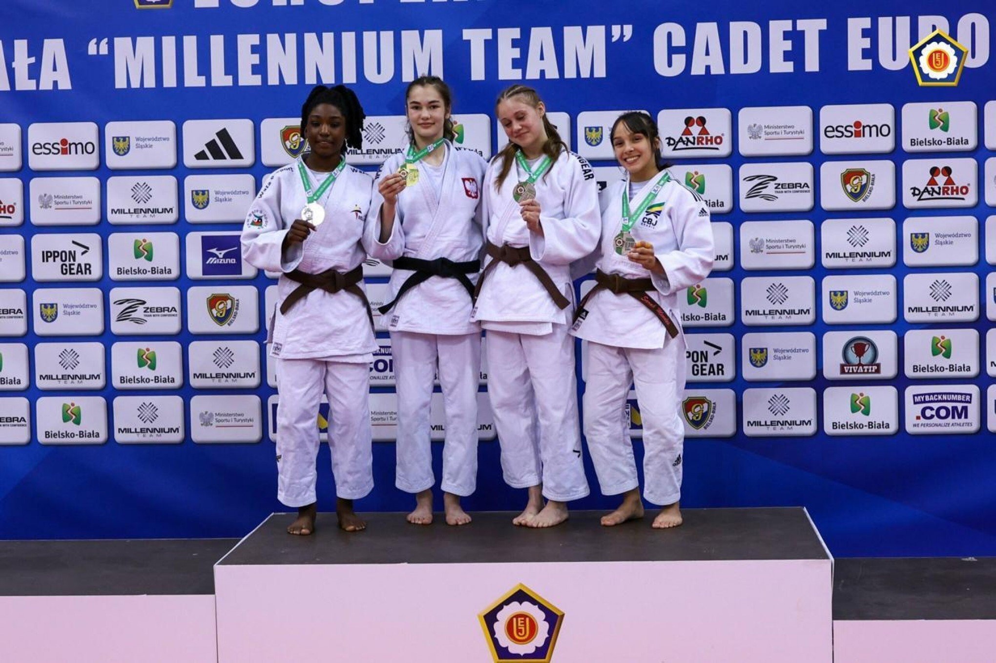 Sarah Mauer Mendes conquista a medalha de bronze durante a Copa Europeia de Judô
