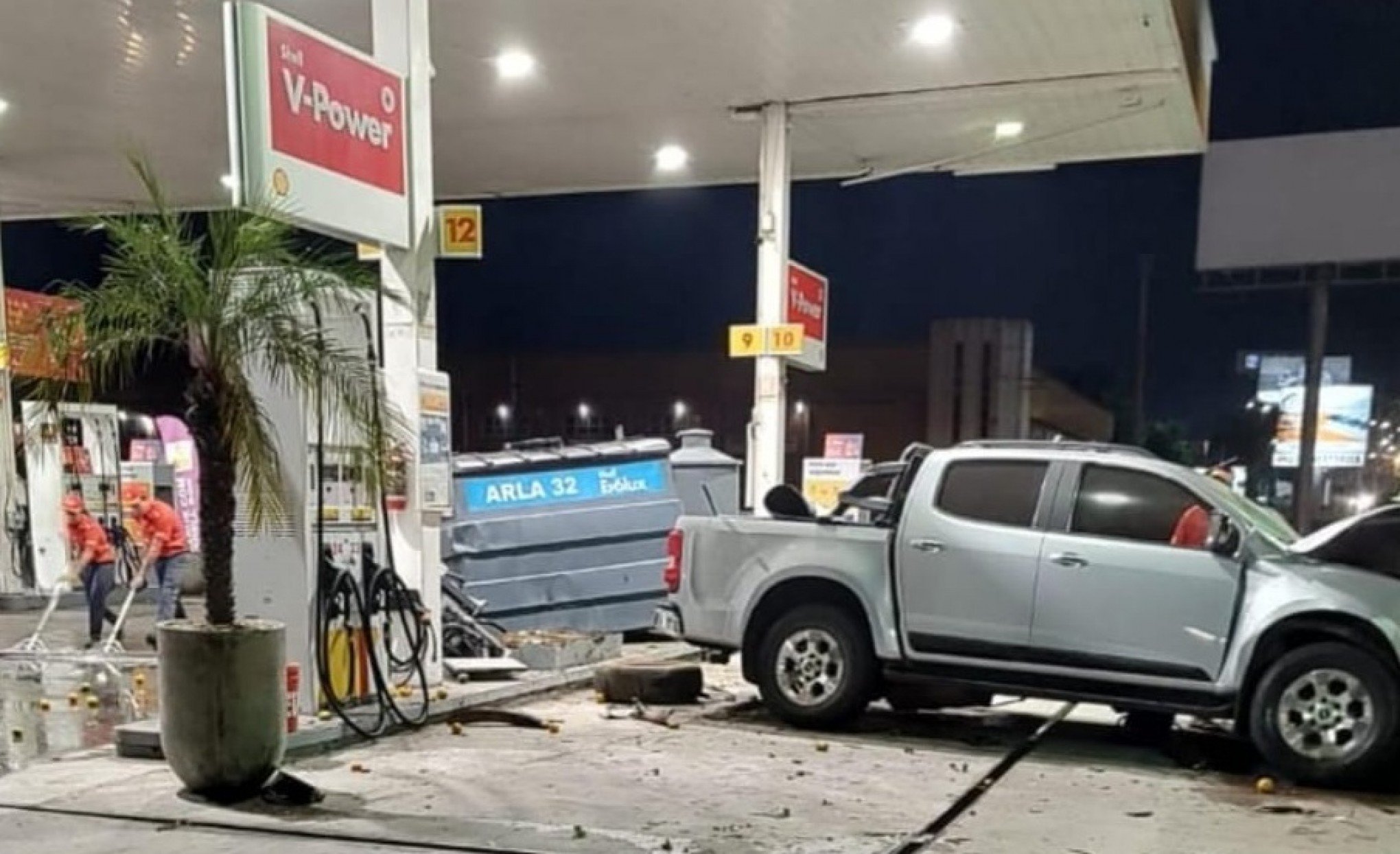 Motorista embriagado colide carro contra bombas de gasolina em posto às margens da BR-116