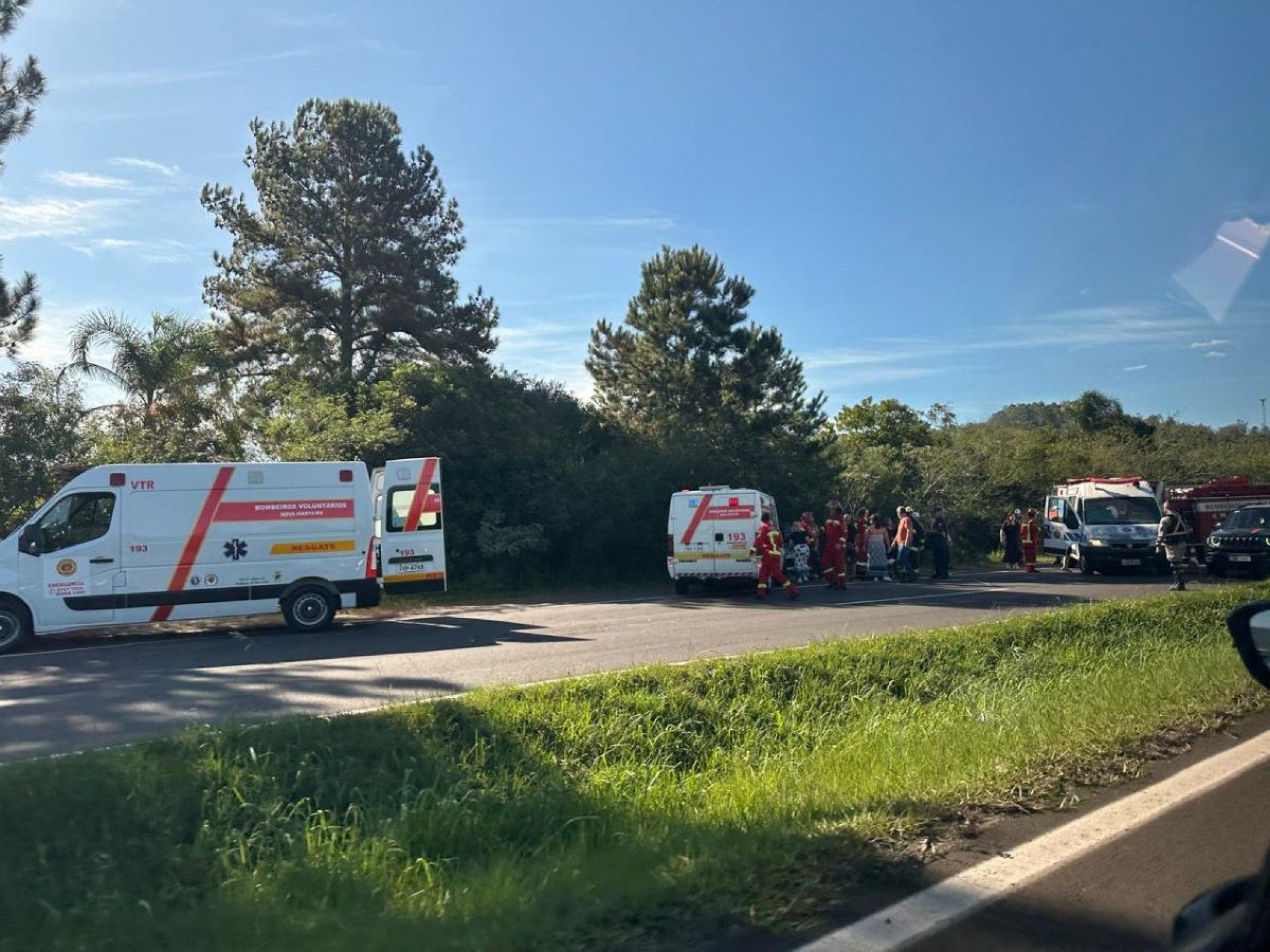 VÍDEO: Ambulâncias e caminhões dos Bombeiros na RS-239 para atendimento de acidente