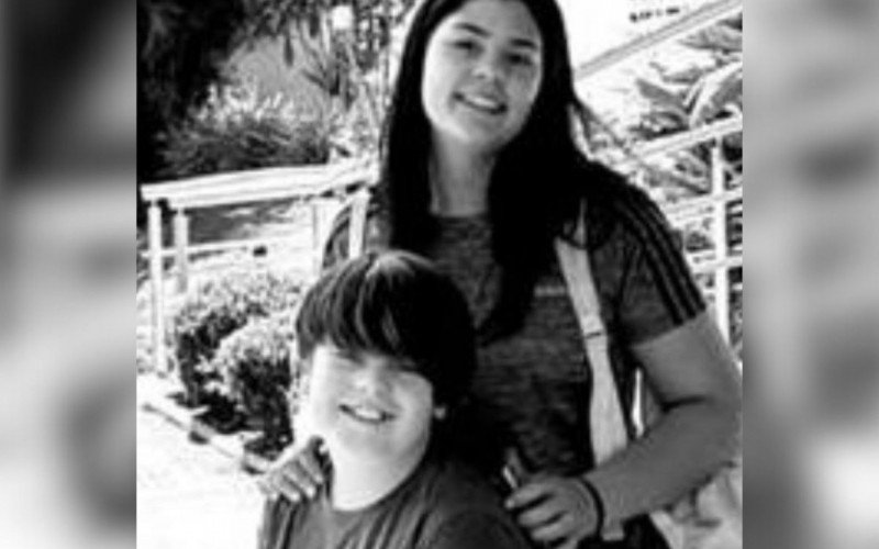 Maria Sophia Dumoncel, de 16 anos, e Arthur Dumoncel, de 9 | abc+