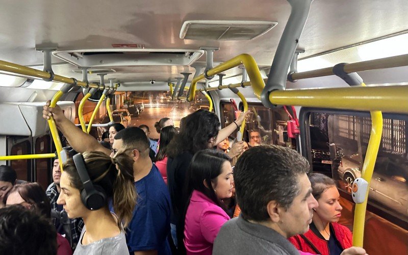 Linha Esmeralda/Novo Hamburgo - Ônibus lotado em Novo Hamburgo 