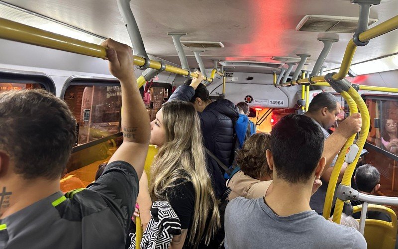 Linha Esmeralda/Novo Hamburgo - Ônibus lotado em Novo Hamburgo 