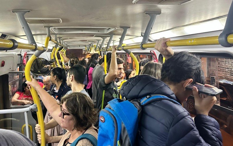 Linha Canudos/Esmeralda com ônibus lotado em Novo Hamburgo  | abc+