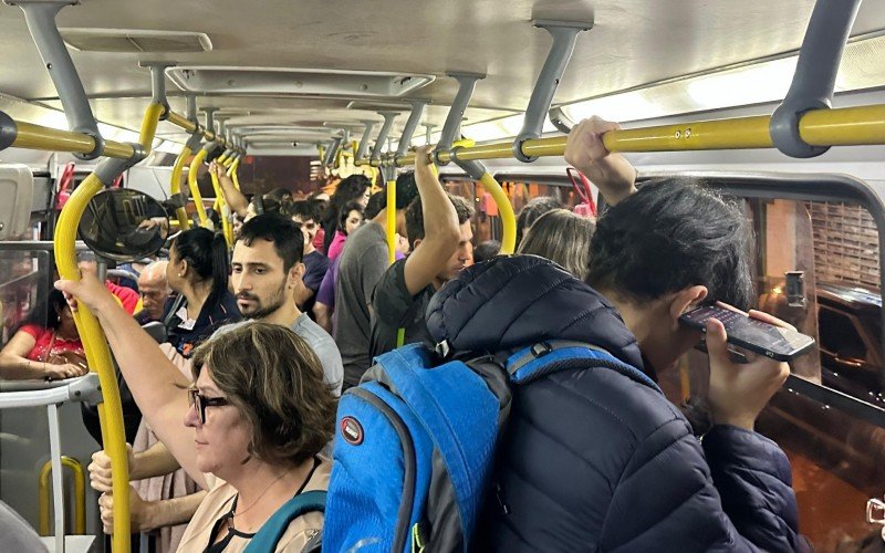 Linha Esmeralda/Novo Hamburgo - Ônibus lotado em Novo Hamburgo 