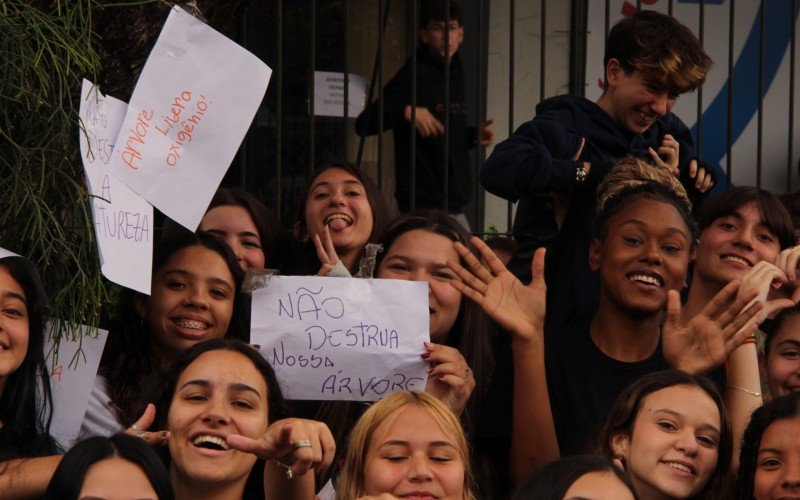 Protesto contra corte de árvore mobilizou alunos do Colégio 25 de Julho | abc+