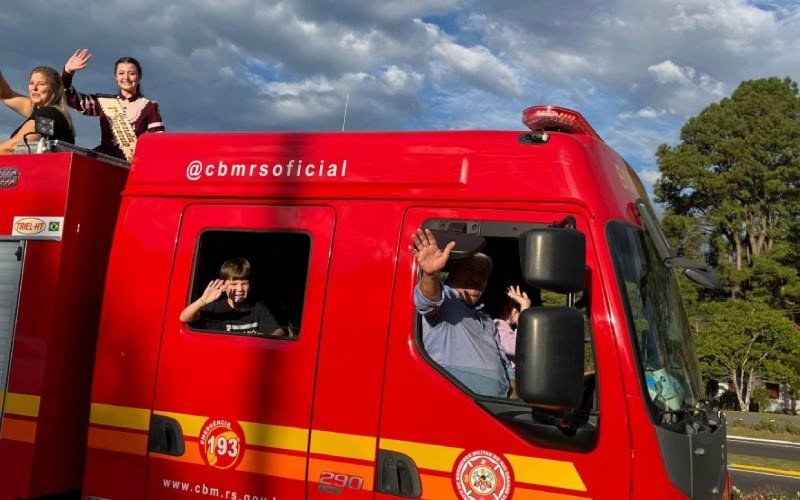 Gabriela desfilou em um caminhão do Corpo de Bombeiros de Gramado