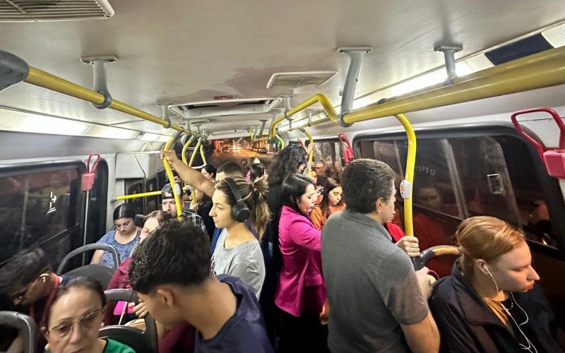 Linha Esmeralda/Novo Hamburgo - Ônibus lotado em Novo Hamburgo 