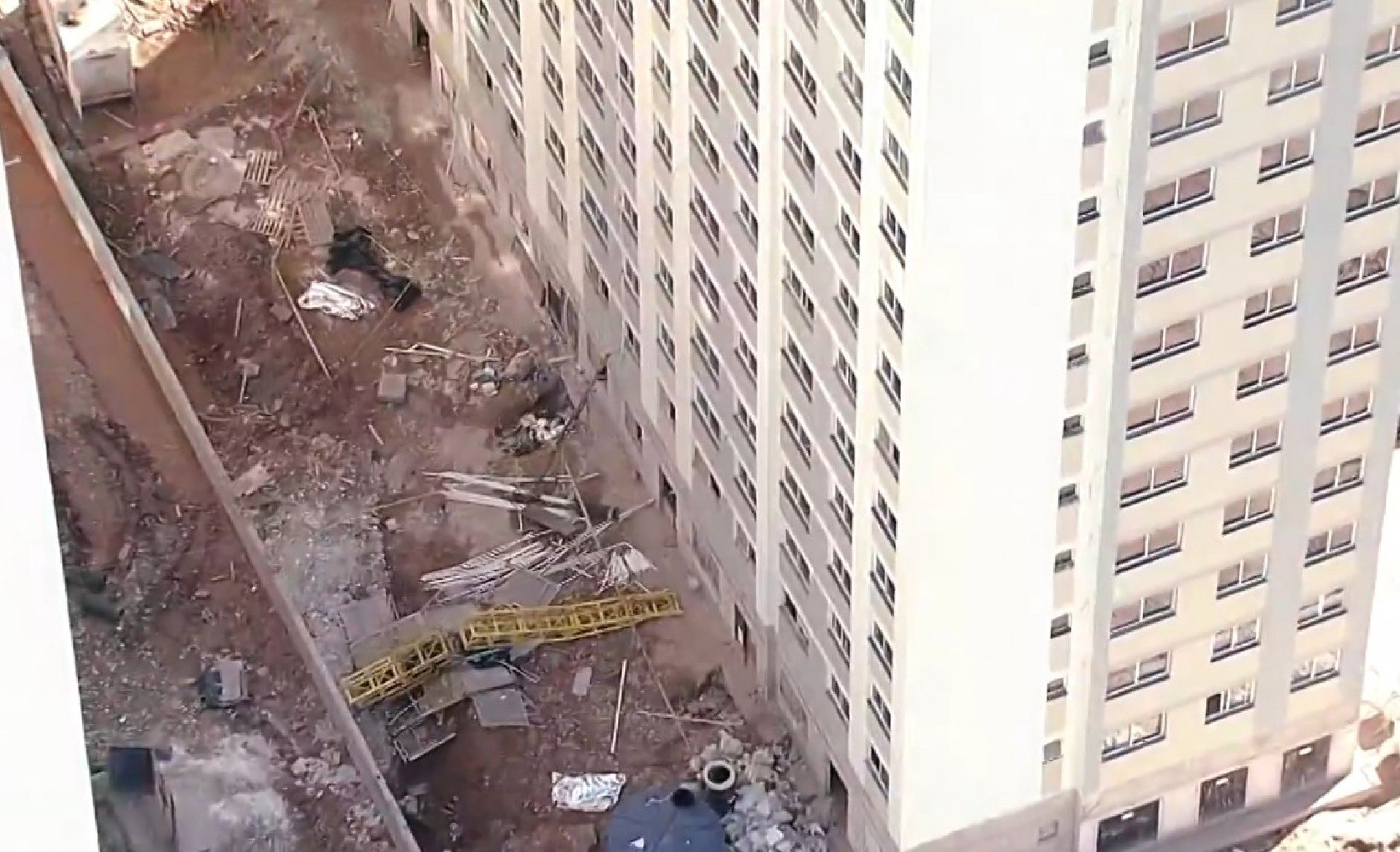 Elevador de carga despenca e deixa três mortos; uma quarta pessoa está ferida