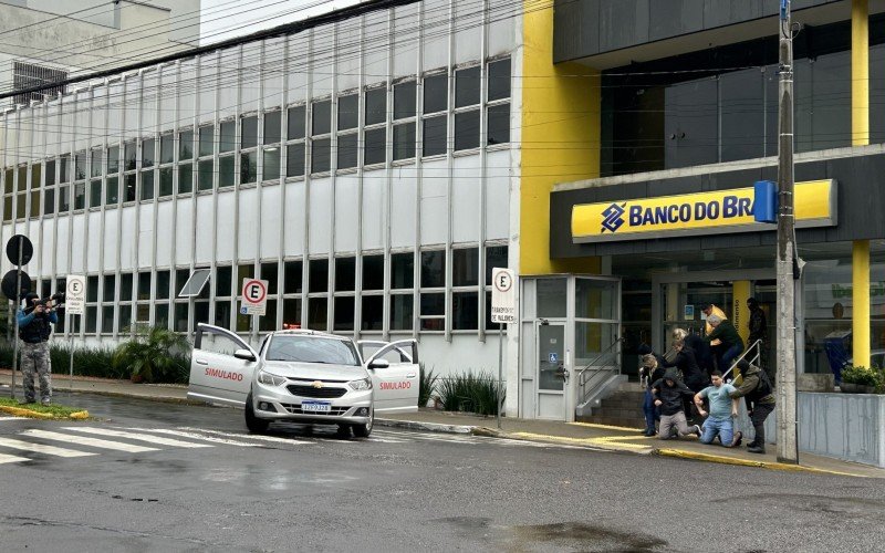 Treinamento simulou roubo a banco com uso de cordão humano no Centro de Campo Bom