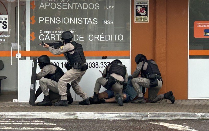 Treinamento simulou roubo a banco com uso de cordão humano no Centro de Campo Bom