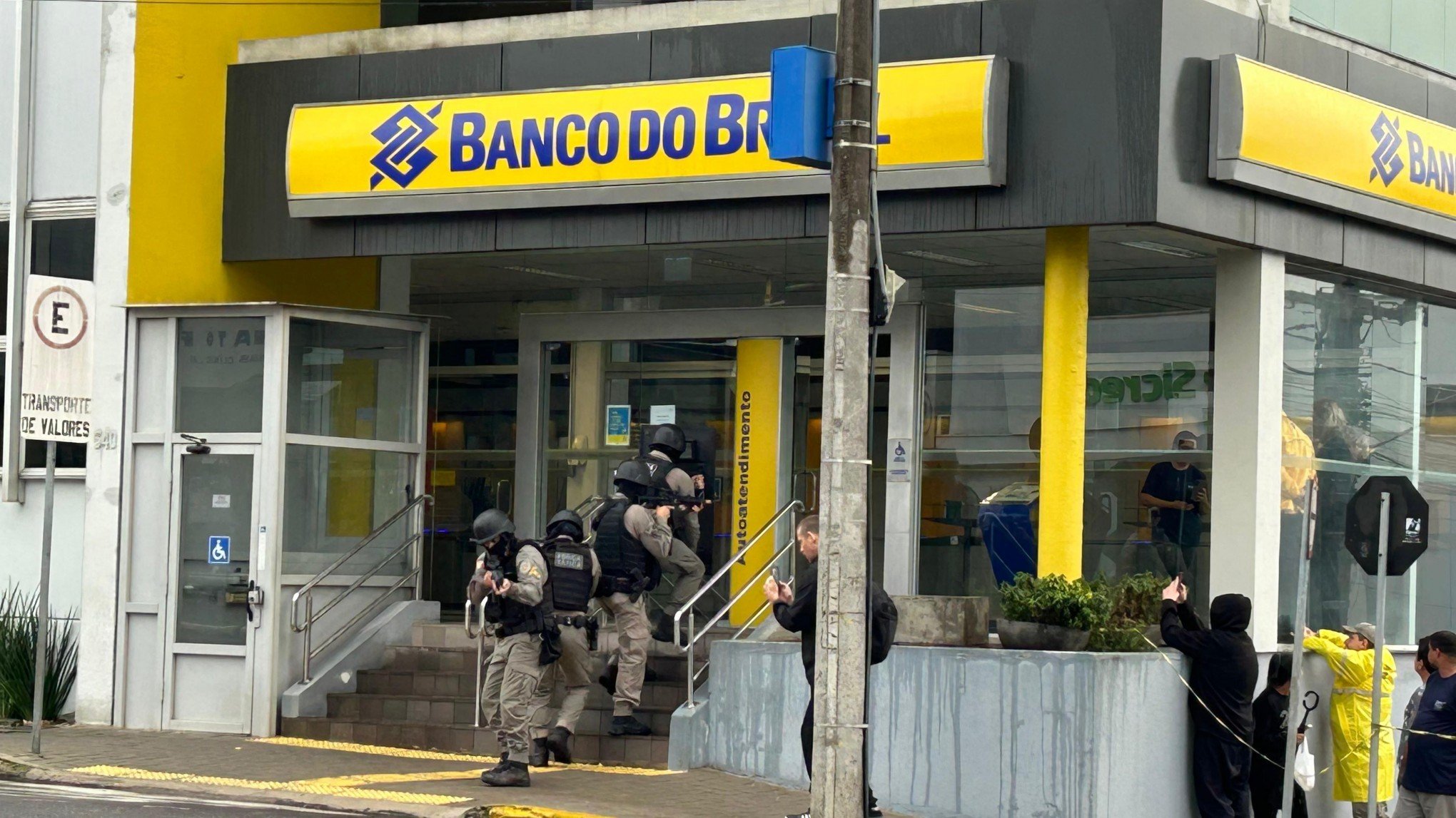 Assalto a banco, tiros, reféns e perseguição: Campo Bom vive dia de crime simulado
