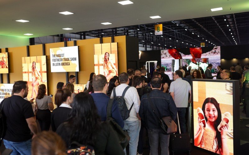 Mostra calçadista registra movimento intenso também no terceiro dia | abc+