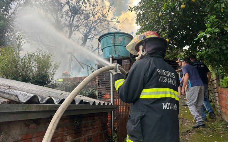 Atuação dos Bombeiros em incêndio em Nova Hartz