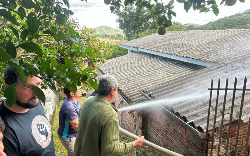 Vizinhos ajudam Bombeiros a conter incêndio em Nova Hartz