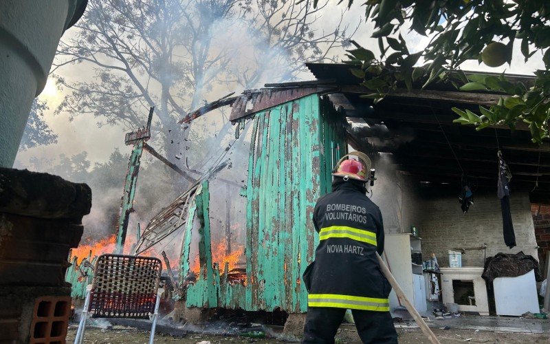 Atuação dos Bombeiros em incêndio em Nova Hartz