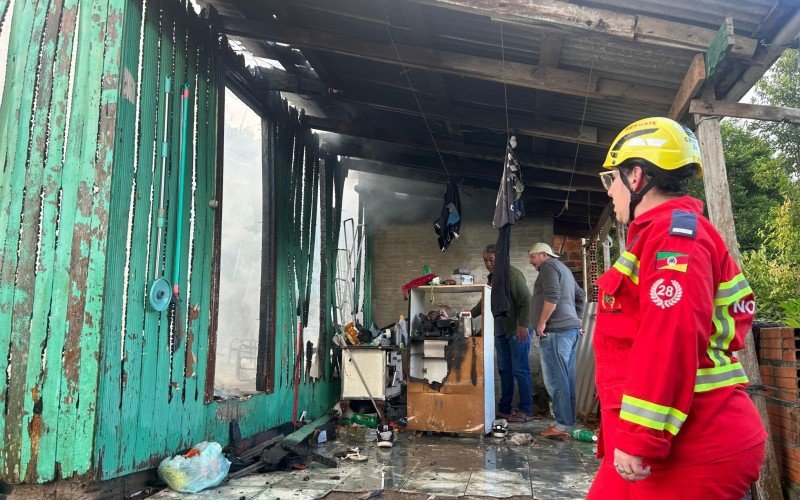 Atuação dos Bombeiros em incêndio em Nova Hartz