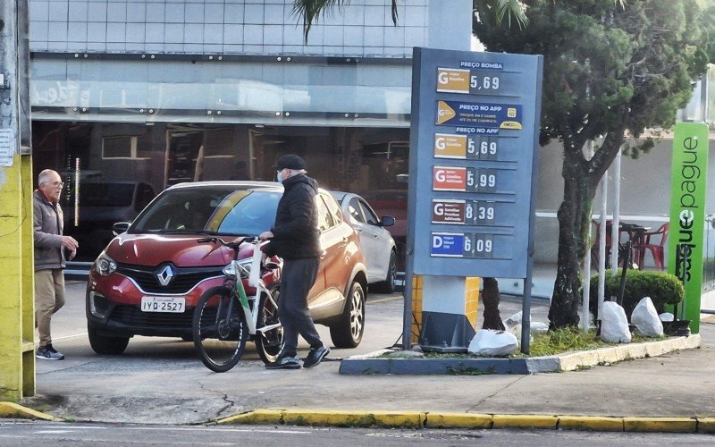 Aditivada chega próxima aos R$ 6,00