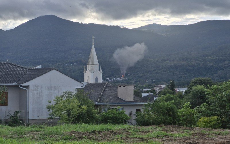 Incêndio em Nova Hartz é visto de longe