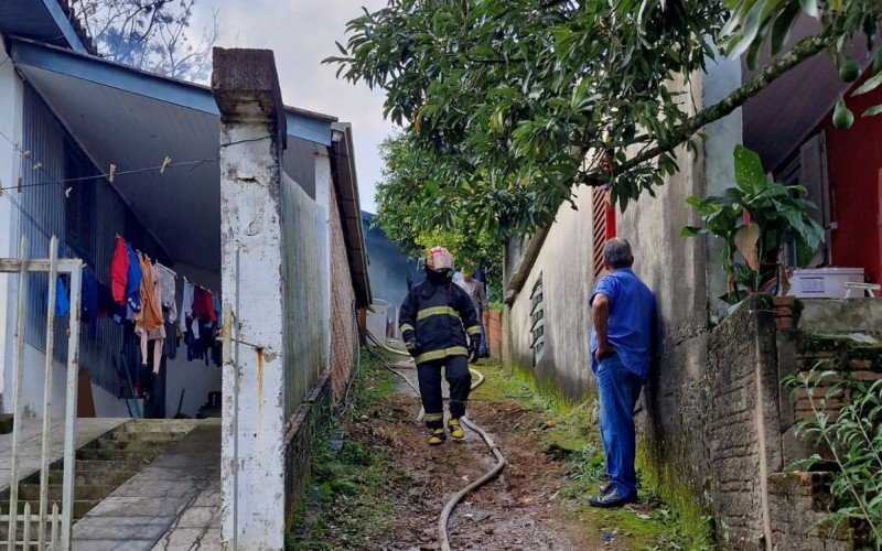 Caminho estreito para acessar casa em chamas em Nova Hartz | abc+