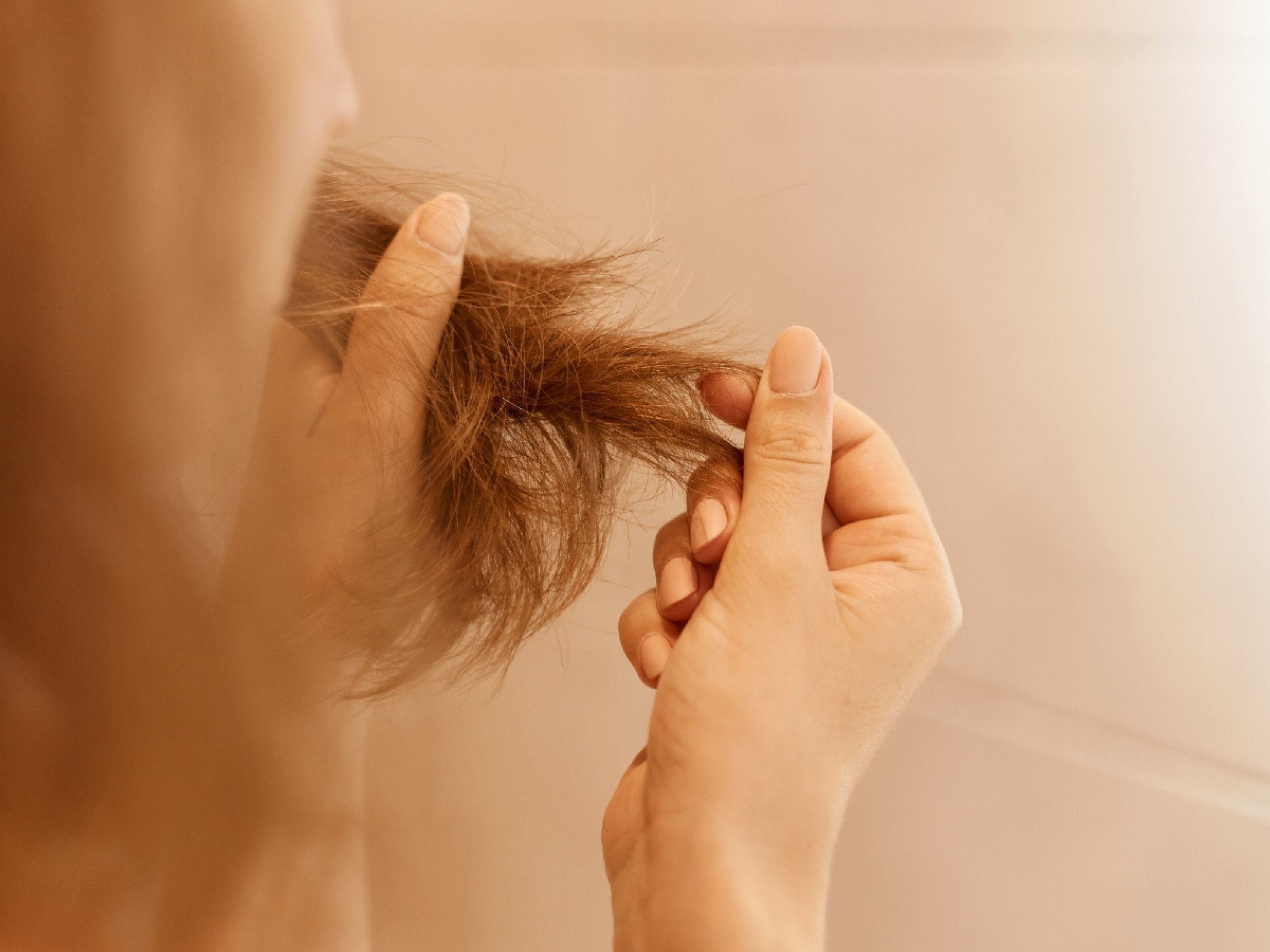 Outono e queda de cabelo: Por que notamos que os fios caem mais nessa época do ano?