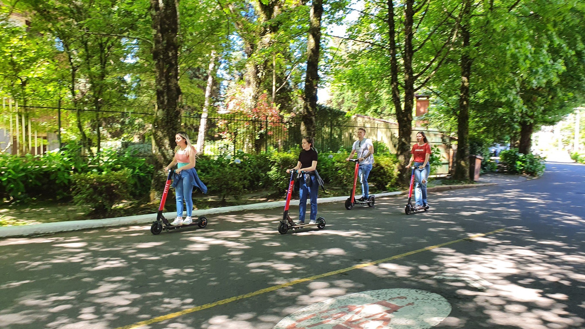 Capacete e idade mínima: Gramado discute novas regras para patinetes e bicicletas elétricas