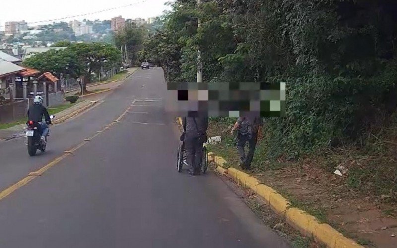 Em trecho sem calçada, cadeirante precisa ser empurrado na rua | abc+