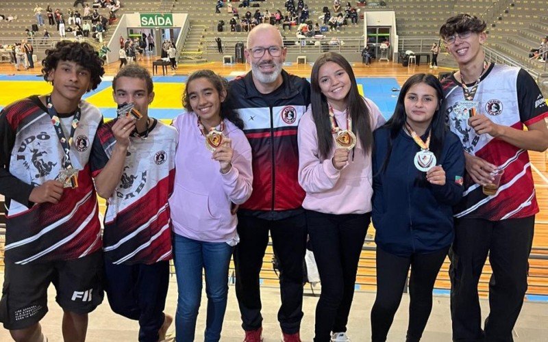 Gustavo, Brian, Jeniffer, Ana Carolina, Giovana e Mateus com o Sensei João | abc+