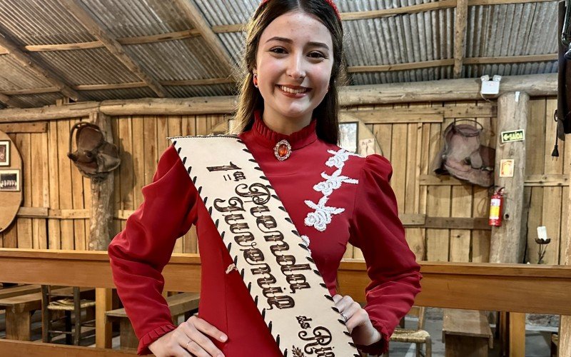 Gabriela Krause, representando Gramado, é a 1ª prenda juvenil do Rio Grande do Sul