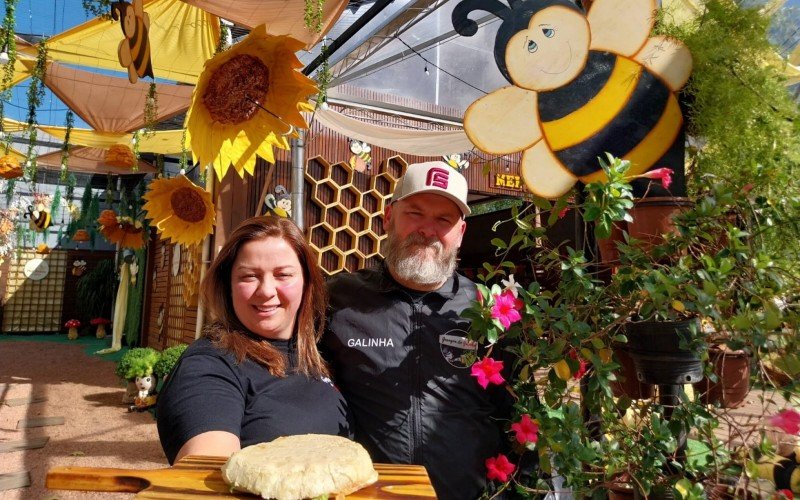 O xis de pão de rosca, feito especialmente para o evento, é ideia do casal Luis Carlos Dill, 40, o Galinha, e Joseane Führ Dill, 39, proprietários do gastropub Garagem do Galinha | abc+