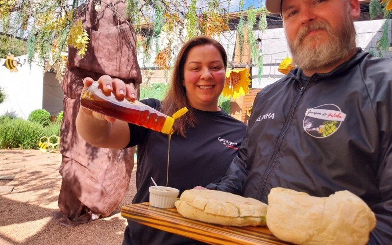  O xis de pão de rosca, feito especialmente para o evento, é ideia do casal Luis Carlos Dill, 40, o Galinha, e Joseane Führ Dill, 39, proprietários do gastropub Garagem do Galinha,  | abc+