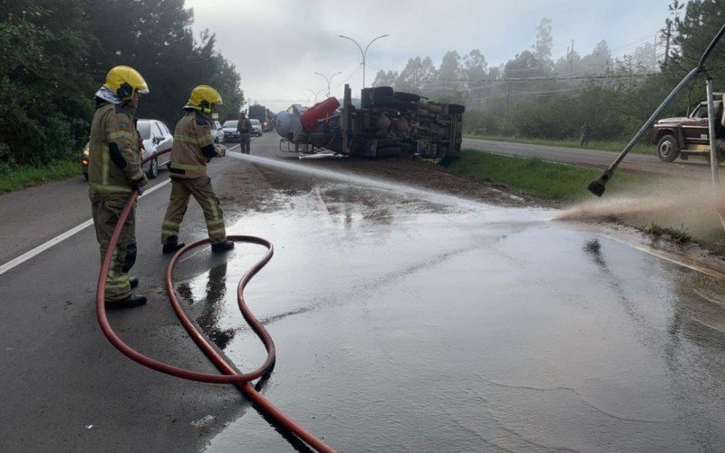 RS-239: Caminhão tomba e afeta o trânsito na rodovia | abc+