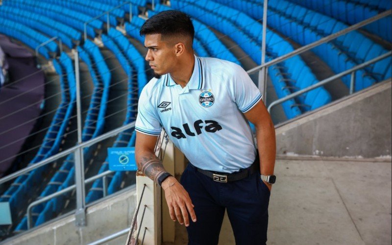 Arezo posa com a nova camisa celeste  | abc+