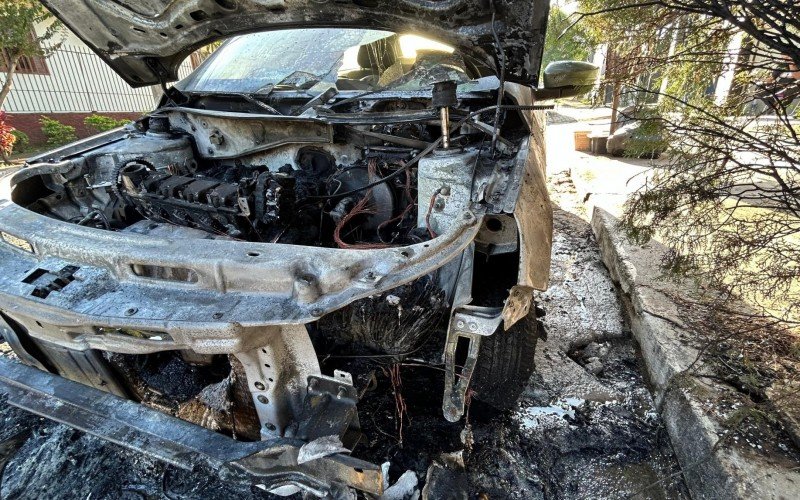 Carro pegou fogo na manhã desta sexta-feira | abc+