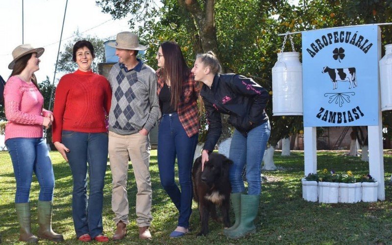 Estimulada pelo sistema cooperativo, família Zambiasi reúne diferentes gerações na propriedade leiteira | abc+