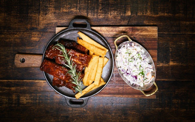Costelinha barbecue com polenta crocante e saladinha cítrica, preparada pela Gastromundi, é uma das opções do Chefs Gourmet | abc+