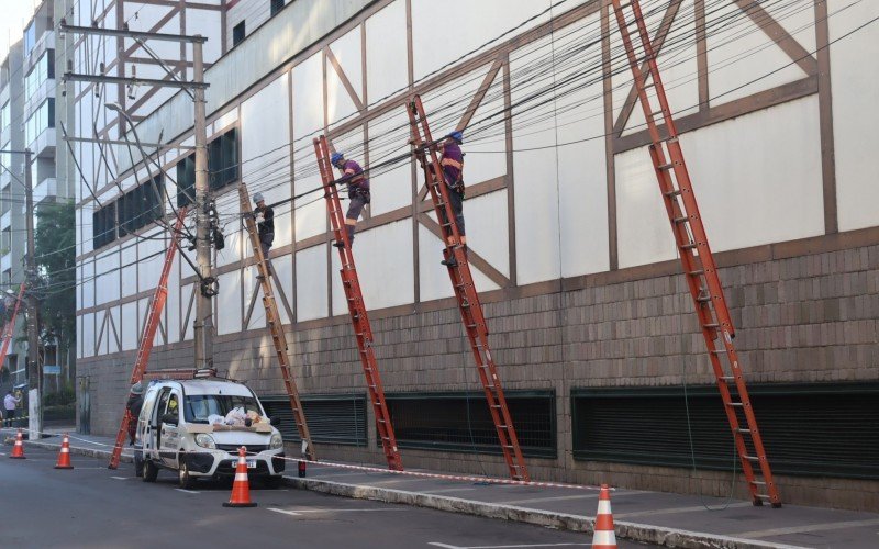 Retirada de fios soltos de postes na Rua São Caetano