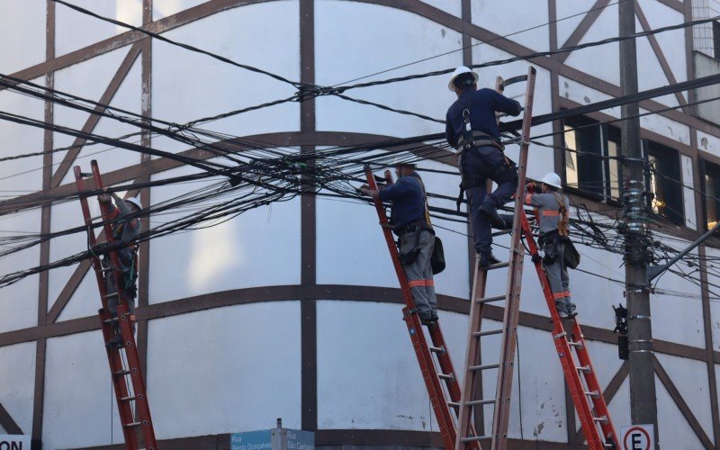 Equipes trabalharam na retirada dos materiais no trecho
