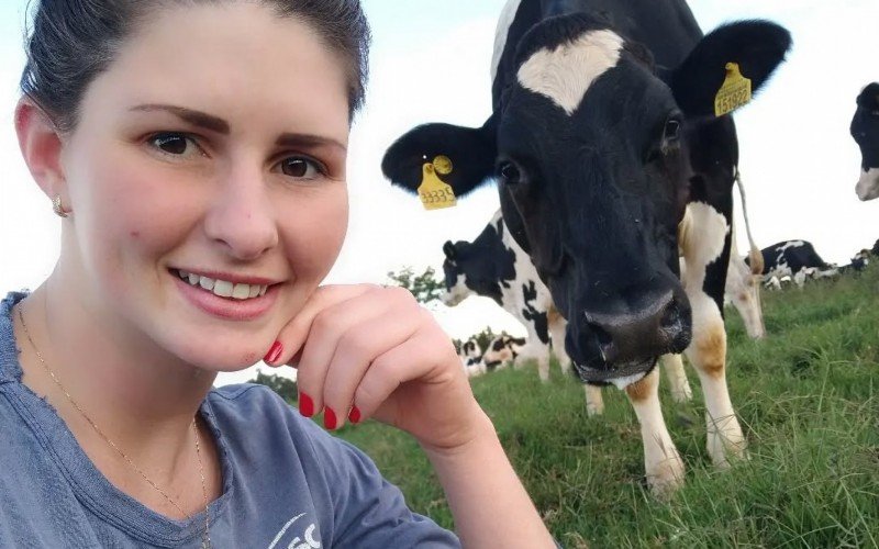 Larissa concilia atuação como líder cooperativista com o trabalho na propriedade dedicada ao gado leiteiro | abc+