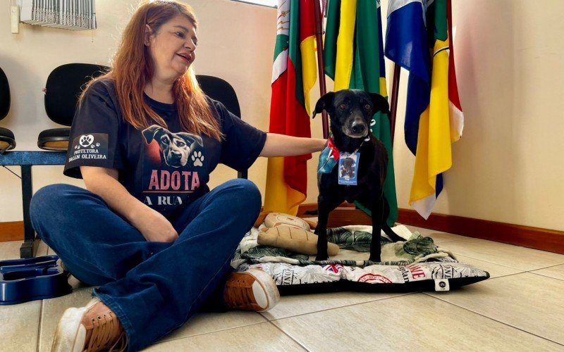 Vereadora Dalen Oliveira com o seu 'aussessor' Pop 